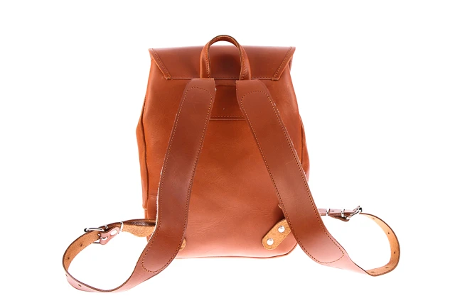 Modny klasyczny plecak skórzany VOOC Vintage P1. Plecak skórzany unisex w stylu vintage dla miłośników prawdziwej klasyki. Jednokomorowy plecak damski, męski zapinany na tradycyjne klamry.  