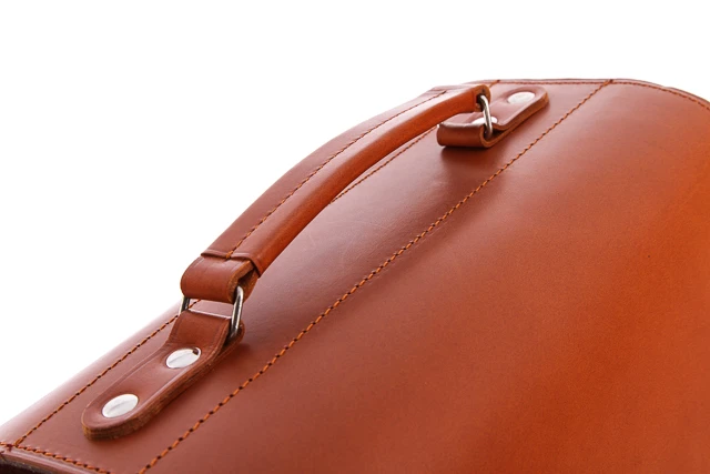 Raportówka skórzana na ramię VOOC Vintage P37. Duża dwukomorowa skórzana raportówka w stylu vintage mieszcząca format A4. Torba dedykowana dla biznesmenów i studentów. Damska, męska