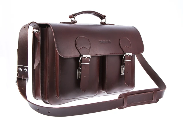 Torba na laptopa ze skóry naturalnej z funkcją plecaka VOOC Vintage P36. Pojemna skórzana teczka z miejscem na laptopa oraz funkcją plecaka, przeznaczona dla aktywnych ludzi biznesu oraz studentów. Torba posiada odpinane szelki można ją nosić jak plecak.