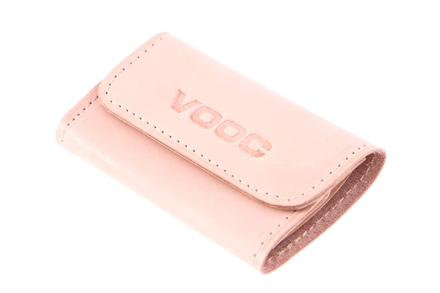 Skórzane etui na klucze vintage kluczykówka VOOC Vintage P10. Kluczówka jest tak zaprojektowana aby zajmowała jak najmniej miejsca. Zamykana na dwa klipsy wewnątrz cztery uchwyty na klucze.