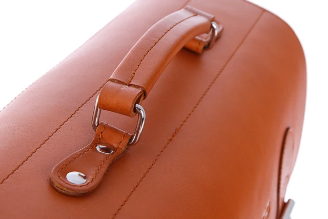 Torba na laptopa ze skóry naturalnej z funkcją plecaka VOOC Vintage P36. Pojemna skórzana teczka z miejscem na laptopa oraz funkcją plecaka, przeznaczona dla aktywnych ludzi biznesu oraz studentów. Torba posiada odpinane szelki można ją nosić jak plecak.