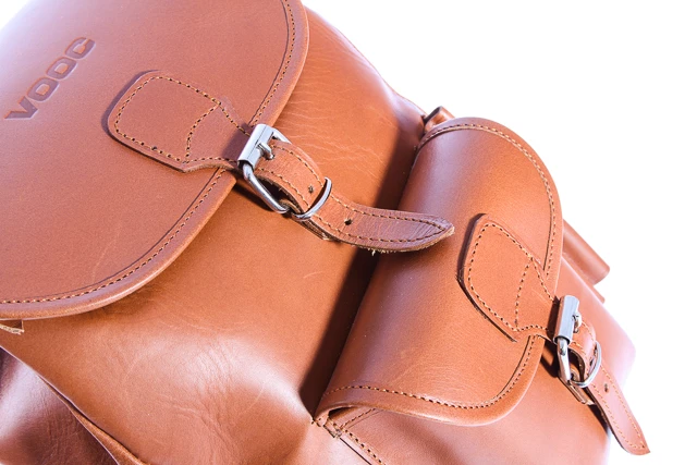 Modny klasyczny plecak skórzany VOOC Vintage P1. Plecak skórzany unisex w stylu vintage dla miłośników prawdziwej klasyki. Jednokomorowy plecak damski, męski zapinany na tradycyjne klamry.  