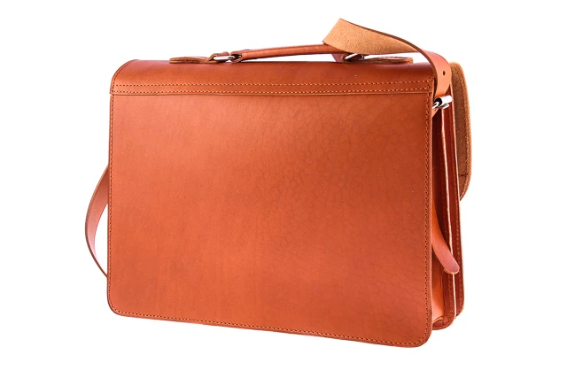 Klasyczna teczka skórzana VOOC Vintage P12.  Torba z funkcją plecaka ze specjalną przegrodą na laptop. Posiada odpinany pas nośny oraz szelki do noszenia jako plecak, dzięki temu torbę można dowolnie konfigurować według potrzeb. 
