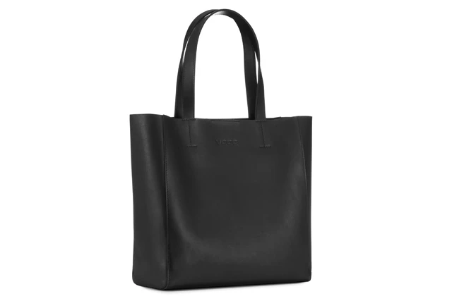 Shopper bag KATE, damska torba skórzana VOOC P44 czarna Ekskluzywna, skórzana Shopperka  Kate urzeka elegancją, prostą formą i pięknym wykończeniem matowym. Jest uniwersalna, modna, przestronna. Stworzona dla wymagających i aktywnych kobiet.