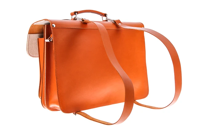 Torba na laptopa ze skóry naturalnej z funkcją plecaka VOOC Vintage P36. Pojemna skórzana teczka z miejscem na laptopa oraz funkcją plecaka, przeznaczona dla aktywnych ludzi biznesu oraz studentów. Torba posiada odpinane szelki można ją nosić jak plecak.
