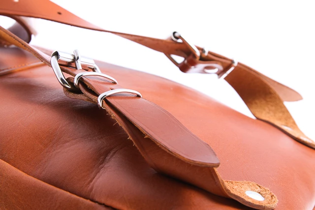 Modny klasyczny plecak skórzany VOOC Vintage P1. Plecak skórzany unisex w stylu vintage dla miłośników prawdziwej klasyki. Jednokomorowy plecak damski, męski zapinany na tradycyjne klamry.  