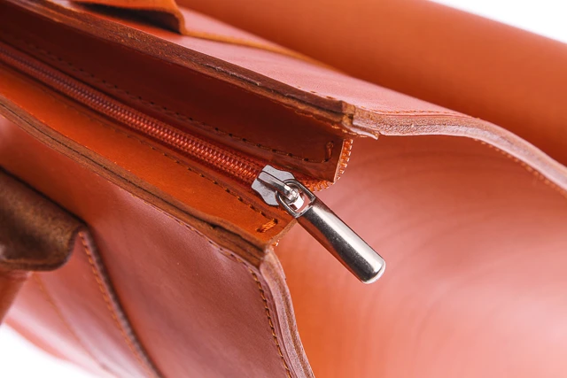 Skórzana, oryginalna torba damska VOOC Vintage P34. Elegancka, skórzana torebka damska do ręki dla bizneswoman, pięknie komponująca się z kostiumem lub płaszczem. Doskonale sprawdza się na spotkaniach biznesowych oraz na spotkaniach mniej formalnych. 