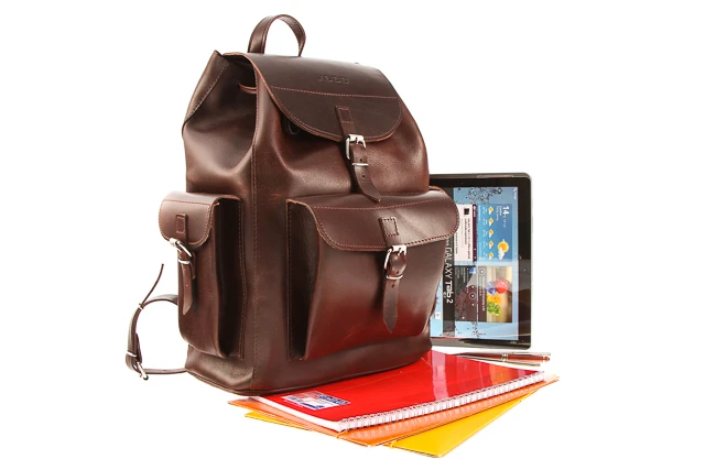 Duży plecak ze skóry juchtowej VOOC Vintage P40. Duży i pojemny skórzany plecak w stylu vintage, idealny dla aktywnychmieści laptop, lustrzankę oraz wiele innych niezbędnych rzeczy. Sprawdzi się również jako bagaż podręczny na wakacyjnych wojażach.