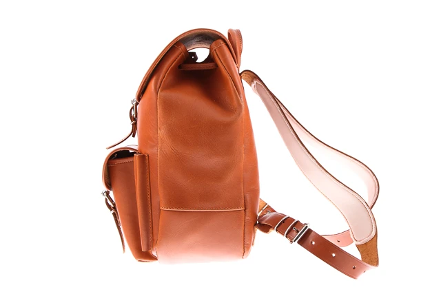 Modny klasyczny plecak skórzany VOOC Vintage P1. Plecak skórzany unisex w stylu vintage dla miłośników prawdziwej klasyki. Jednokomorowy plecak damski, męski zapinany na tradycyjne klamry.  