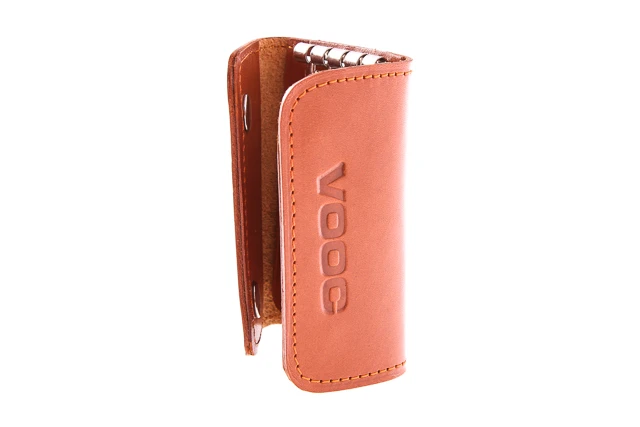 Skórzane etui na klucze vintage kluczykówka VOOC Vintage P10. Kluczówka jest tak zaprojektowana aby zajmowała jak najmniej miejsca. Zamykana na dwa klipsy wewnątrz cztery uchwyty na klucze.