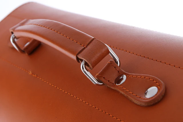 Torba na laptopa ze skóry naturalnej z funkcją plecaka VOOC Vintage P36. Pojemna skórzana teczka z miejscem na laptopa oraz funkcją plecaka, przeznaczona dla aktywnych ludzi biznesu oraz studentów. Torba posiada odpinane szelki można ją nosić jak plecak.