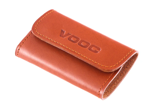 Skórzane etui na klucze vintage kluczykówka VOOC Vintage P10. Kluczówka jest tak zaprojektowana aby zajmowała jak najmniej miejsca. Zamykana na dwa klipsy wewnątrz cztery uchwyty na klucze.