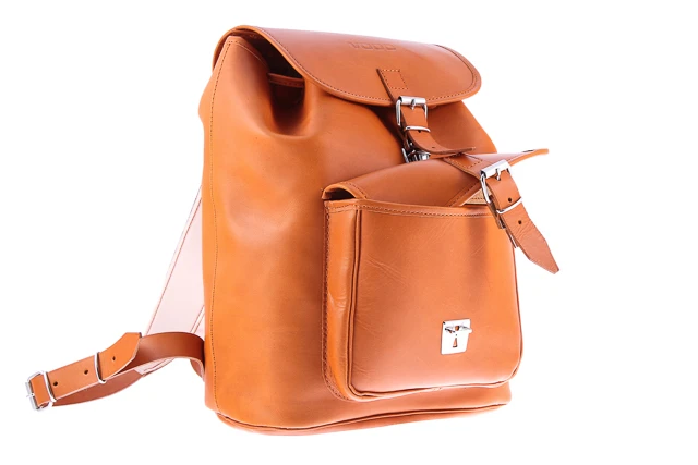 Duży młodzieżowy plecak skórzany w modnym stylu VINTAGE P38. Jeśli pragniesz lansować swój nietuzinkowy styl, ten plecak idealnie wpisze się w twoje casualowe stylizacje. 
Dodatkowo uchwyt umożliwiający noszenie w ręku.