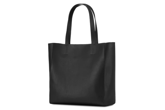 Shopper bag KATE, damska torba skórzana VOOC P44 czarna Ekskluzywna, skórzana Torebka  Kate urzeka elegancją, prostą formą i pięknym wykończeniem matowym. Jest uniwersalna, modna, przestronna. Stworzona dla wymagających i aktywnych kobiet.