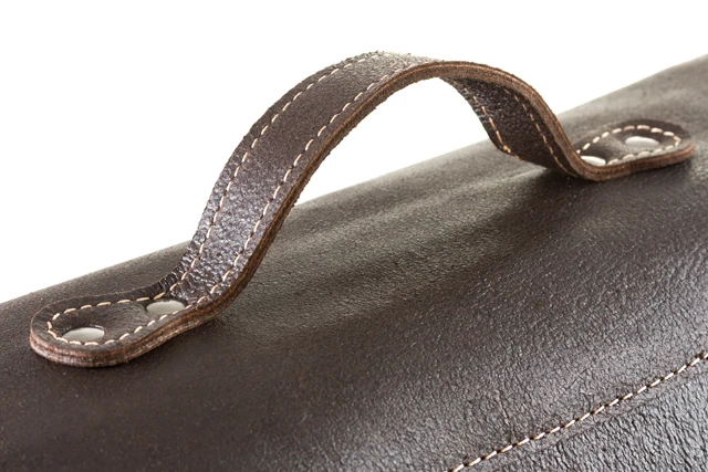 Torba skórzana z paskiem VOOC TC1. Casualowa torba na ramię z uchwytem do ręki. Torba przeznaczona do codziennego casualowego stroju, a dzięki klasycznej formie spełni funkcję torby biznesowej.