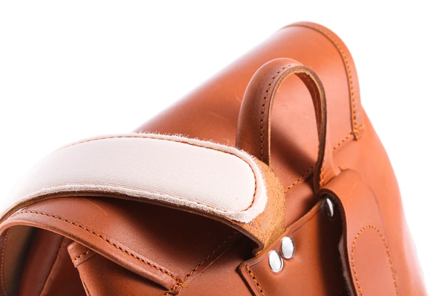 Modny klasyczny plecak skórzany VOOC Vintage P1. Plecak skórzany unisex w stylu vintage dla miłośników prawdziwej klasyki. Jednokomorowy plecak damski, męski zapinany na tradycyjne klamry.  